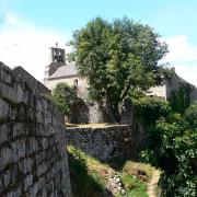 Les remparts du village médiéval et l'église romane St Michel