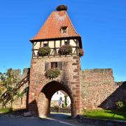 Les remparts et la tour des Sorcières vus depuis lintérieur du village