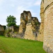 Les remparts et les douves du côté sud