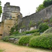 Les remparts nord, le donjon et le logis seigneurial