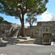 Les remparts ont été élevés sur l'ordre de François 1er de 1544 à 1547.