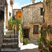 Les ruelles et les escaliers gardent les empreintes du temps passé