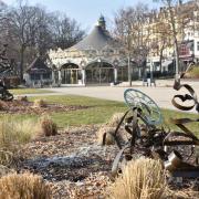 Les sculptures métalliques devant le carrousel de la place Rapp