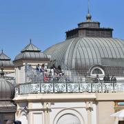 Les spectateurs du café de Paris ont une belle vue sur le virage du Casino