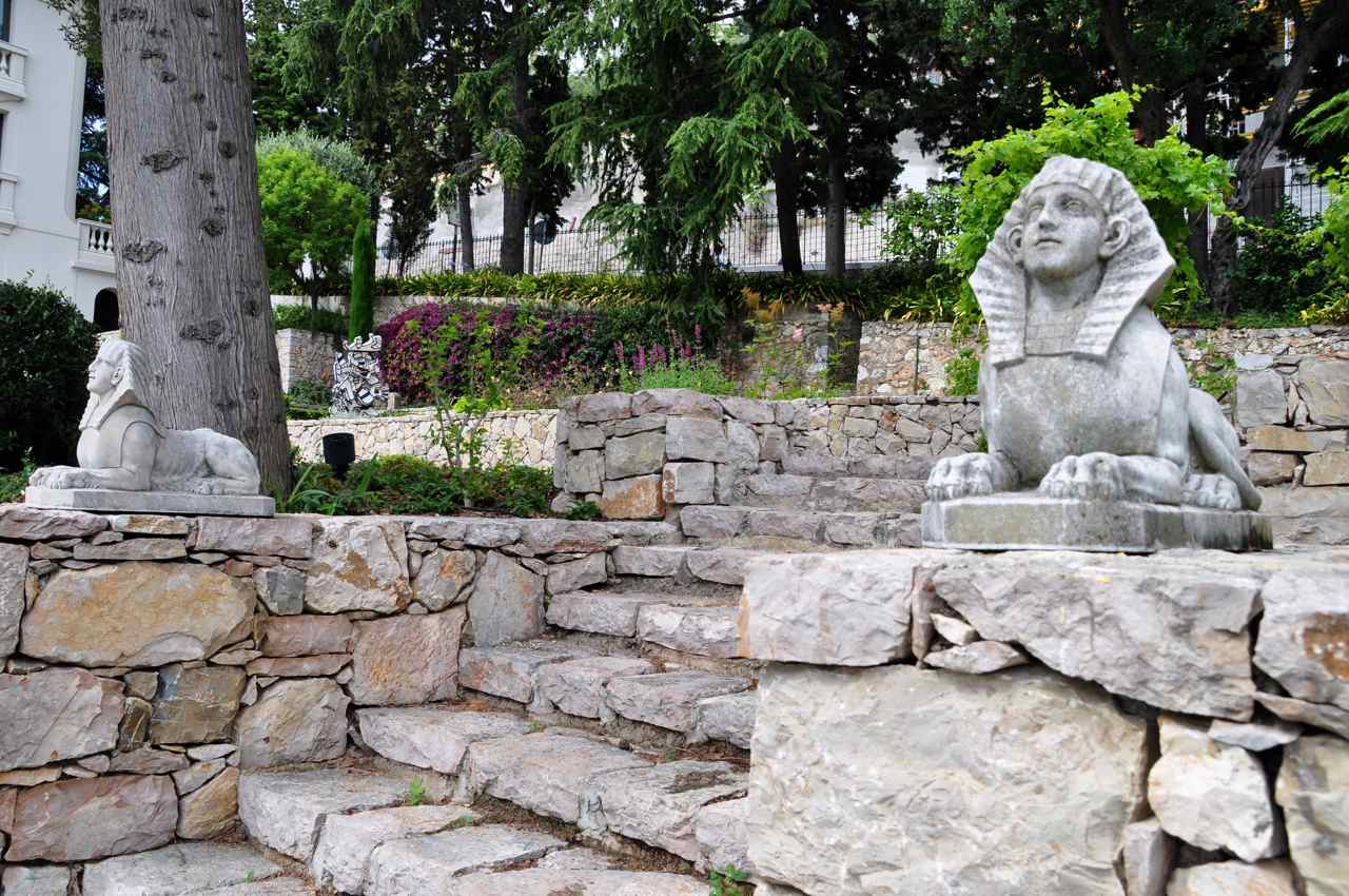Les sphinx gardiens des jardins