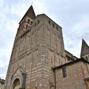 Les trois clochers et  la chapelle haute St Michel bâtie au-dessus du narthex