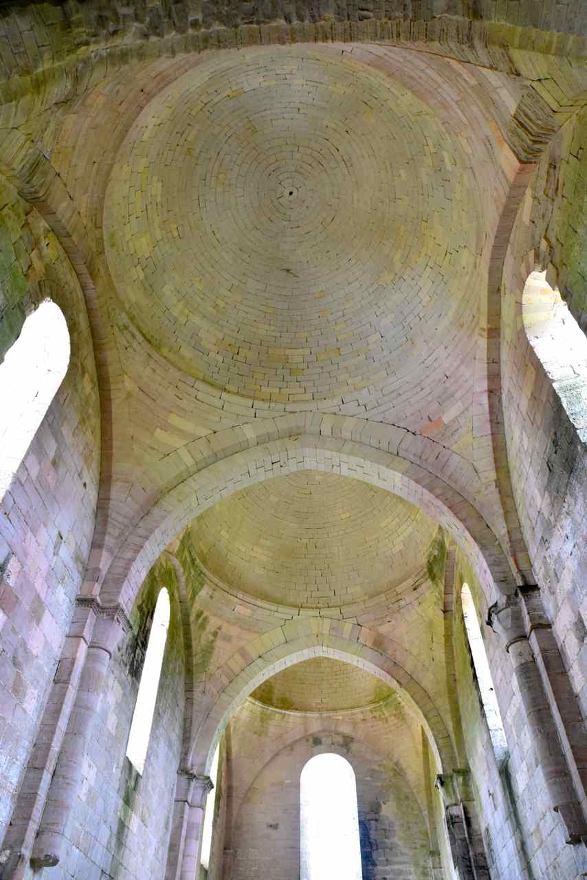 Les trois coupoles sur pendentifs de la nef vues depuis le transept
