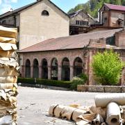 Les vestiges de l'église romane de l'abbaye enclavée dans une usine papetière...