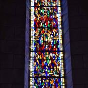 Les vitraux de droite, de tonalités rubis, pourpre et or, sont dédiés à St Joseph