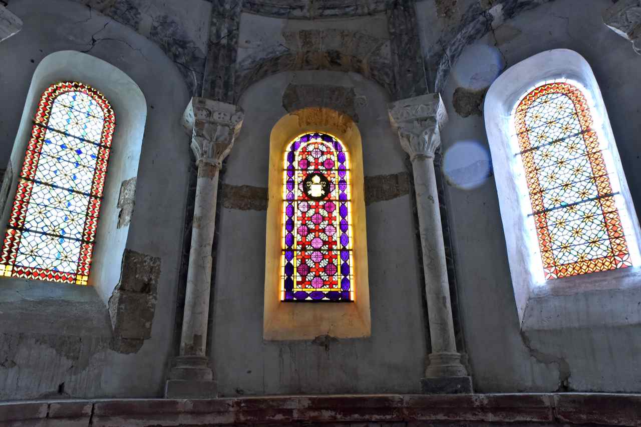 Les vitraux de l'abside en cul de four
