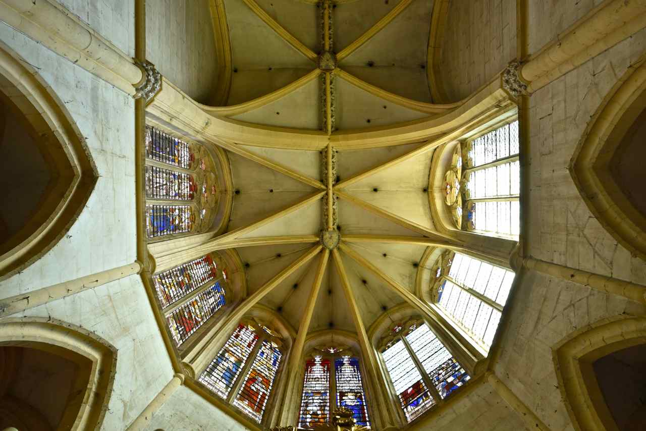 Les vitraux du chœur datent de 1438 et représentent...