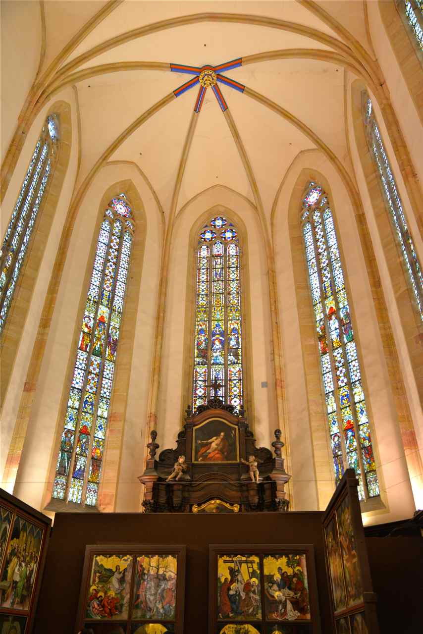 Les vitraux du Choeur datent du XIV° siècle