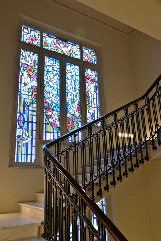 Les vitraux et un bel escalier vus de l'intérieur