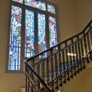 Les vitraux et un bel escalier vus de l'intérieur