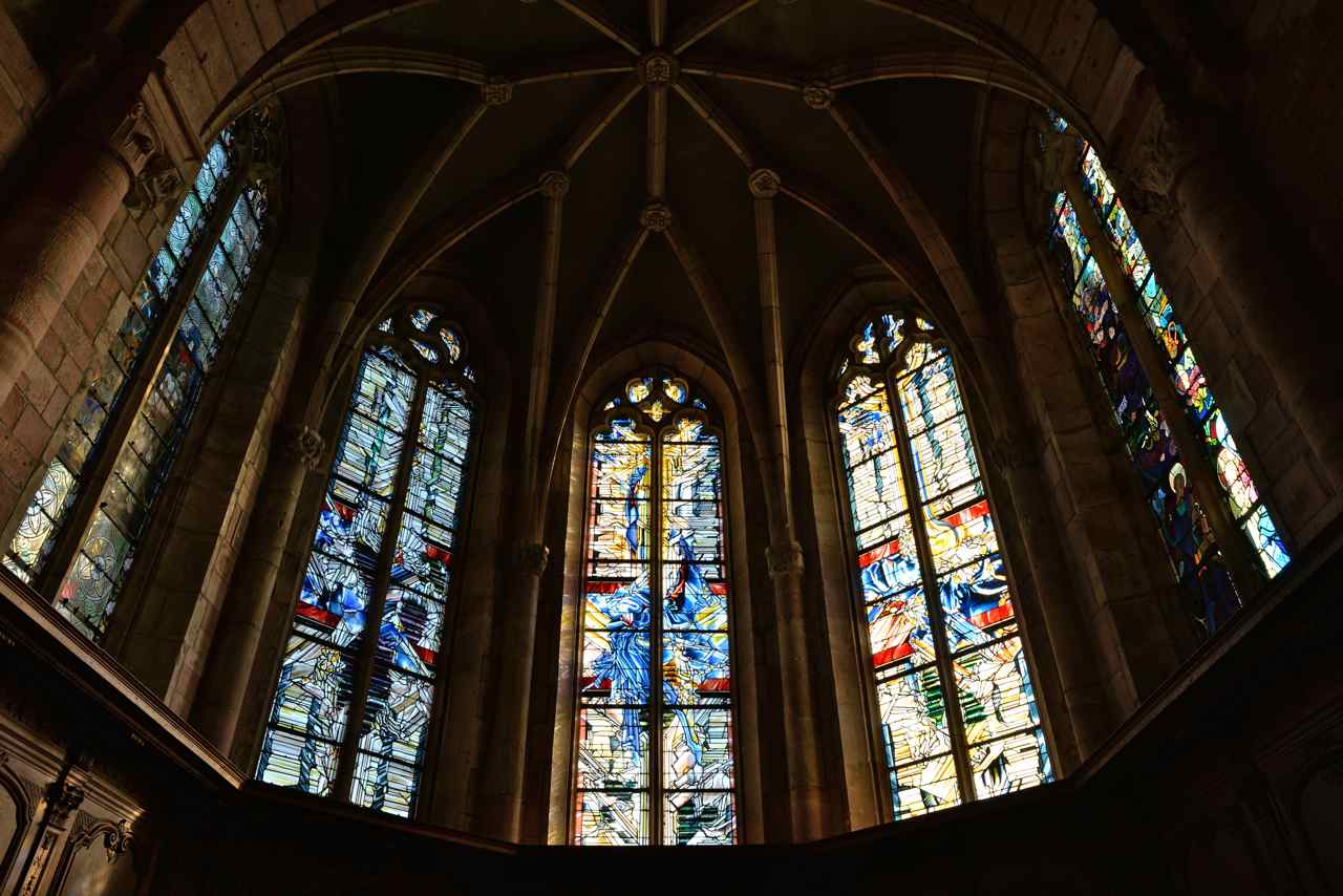 Les vitraux modernes du Choeur (1995) sont d'Emmanuel Chauche