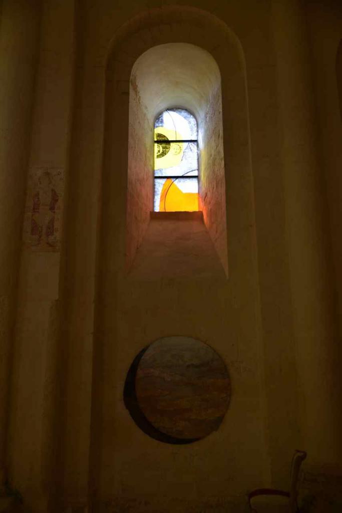 Les vitraux sont enchassés dans des baies romanes