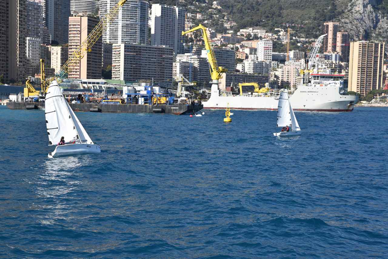 Les voiliers Topaze de l'école de voile du Yacht Club de Monaco et...