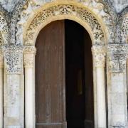 Les voussures du portail central s'appuient sur des colonnes et chapiteaux et ...