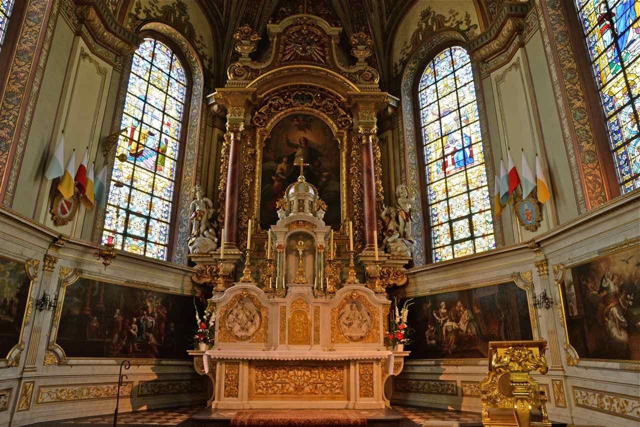 Maître-autel taillé dans du marbre de Carrare en 1911 par maître Klem