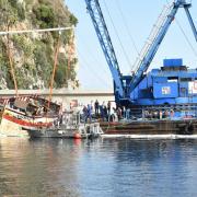 ...mais la grue n'a pas réussi a sortir le bateau de l'eau