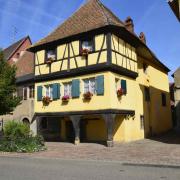 Maison des trois Dames du XV°s qui doit son nom aux trois piliers