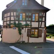 Maison avec des fenêtres et volets joliment décorés