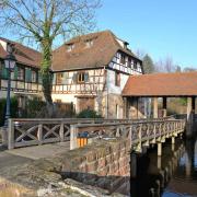 Maisons à colombages près d'une belle passerelle qui longe la rivière