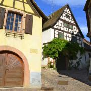 Maisons à colombages près de la rue de la source