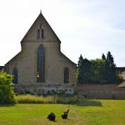 Malheureusement, l'église à l'abandon attend une nouvelle destinée