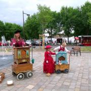 Même les enfants jouent de l'orgue de Barbarie