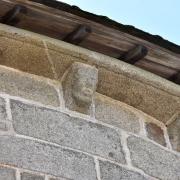 ...le granite.  Dans beaucoup d'autre églises la pierre utilisée est...