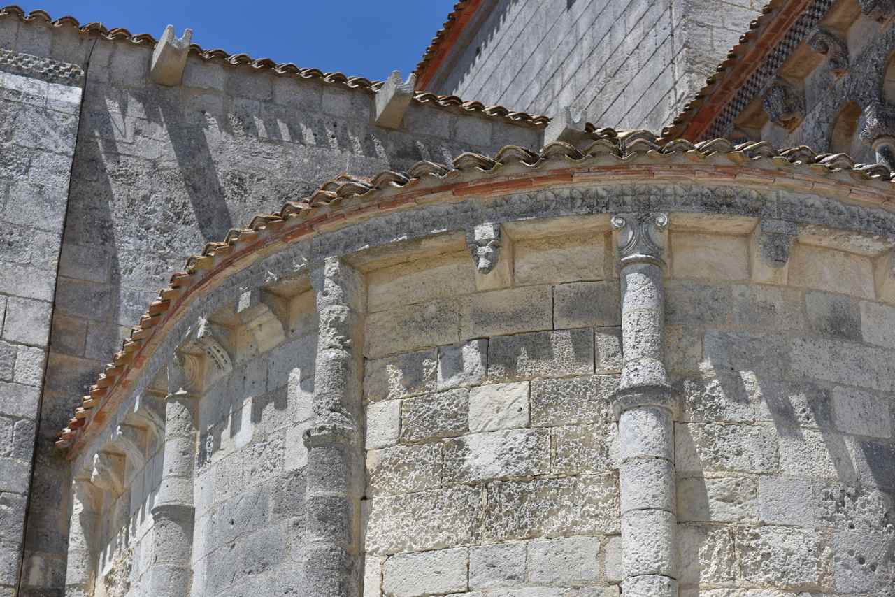 Modillons et colonnes sculptées de l'absidiole Sud