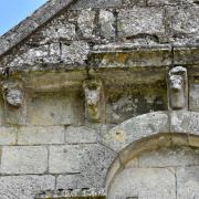 Modillons sculptés sous la corniche du 3ème niveau 