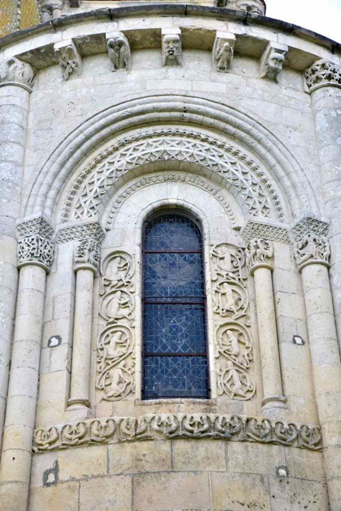 Modillons,sculptures et vitrail de l'abside