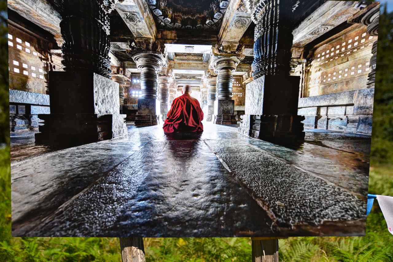 Moine tibétain en méditation dans le temple de Keshara, près de Mysore-Inde