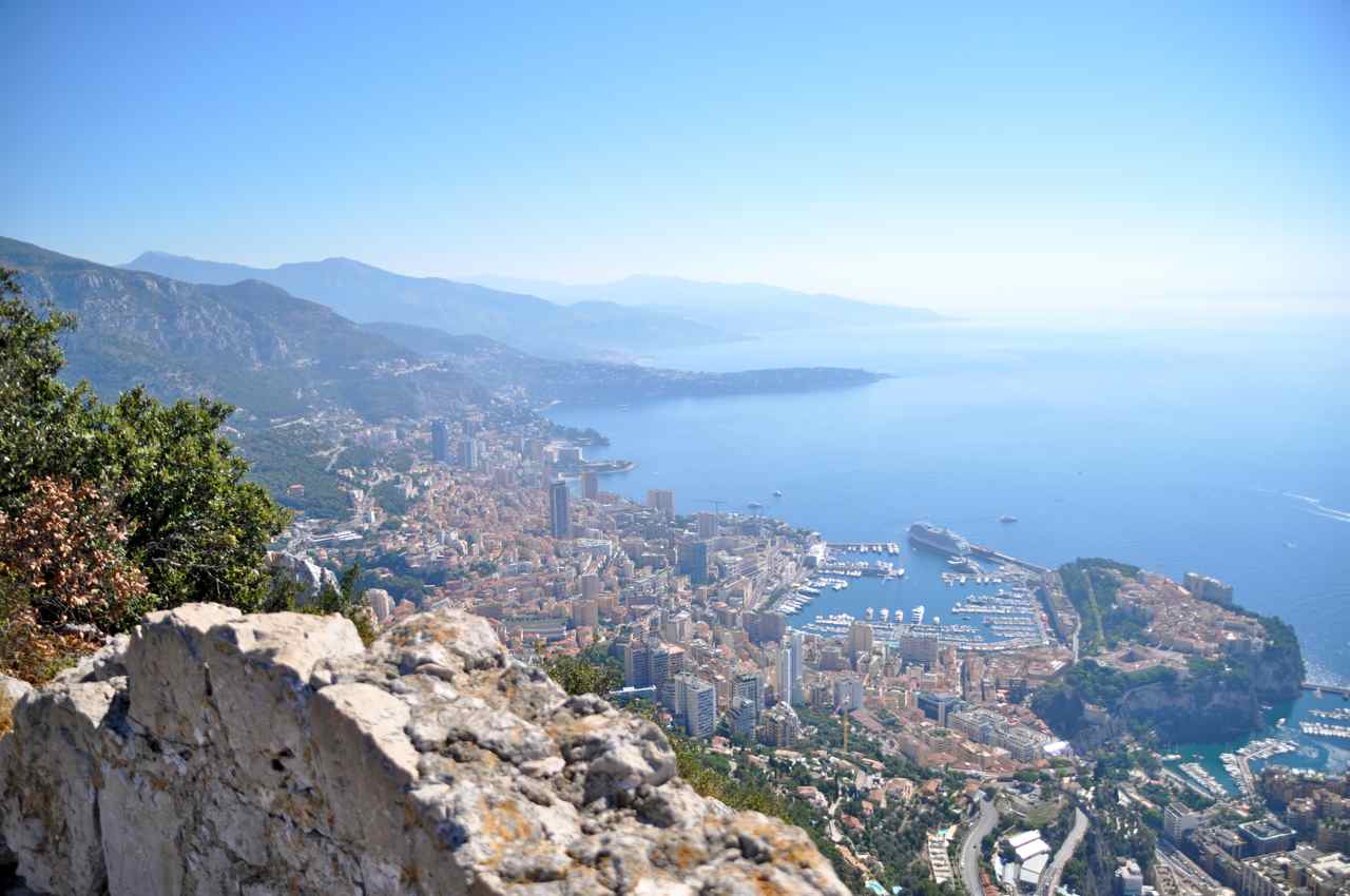 Monaco et le port Hercule vu depuis la Tête de Chien et...