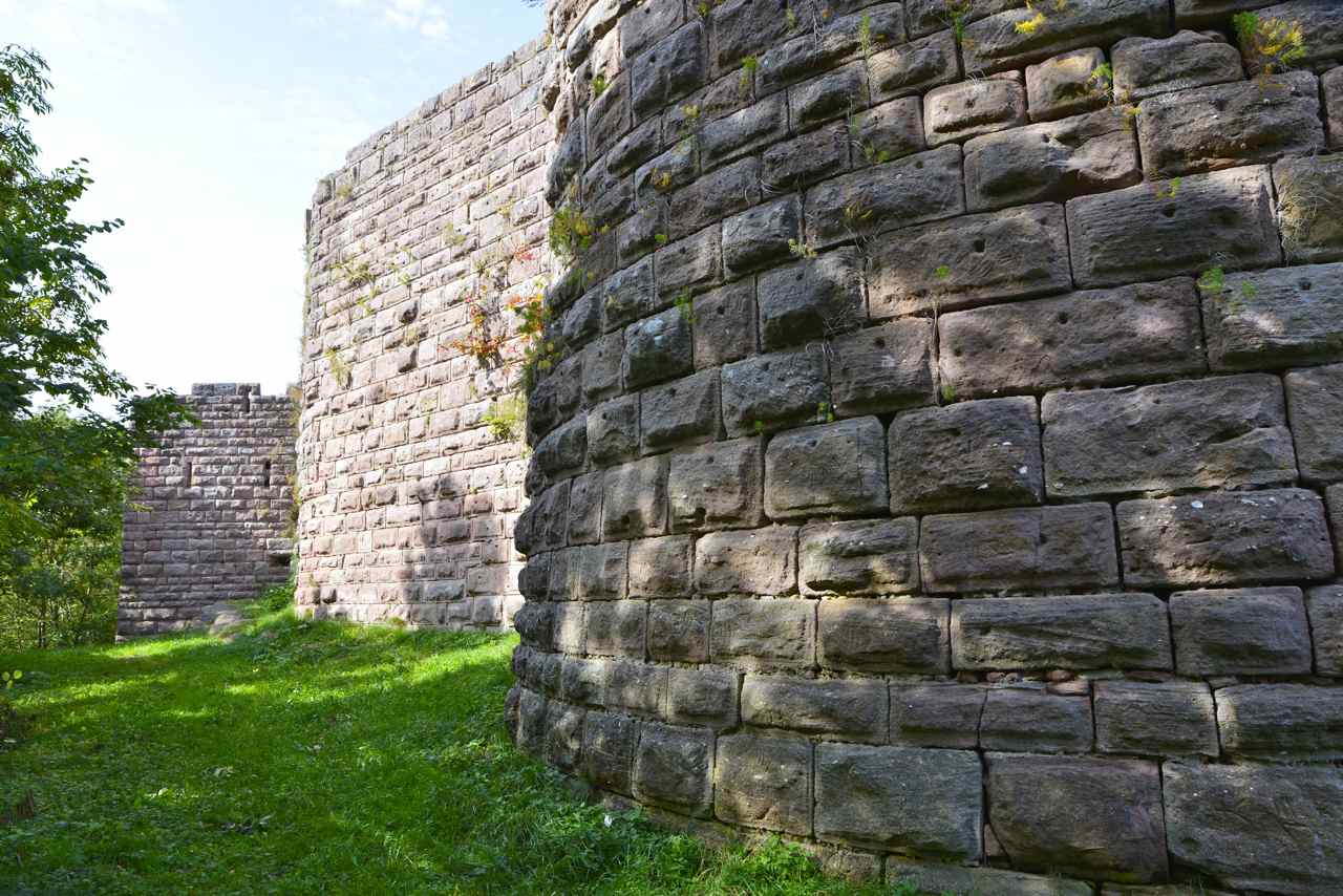 Murailles côté sud-ouest avec bastions rond et carré