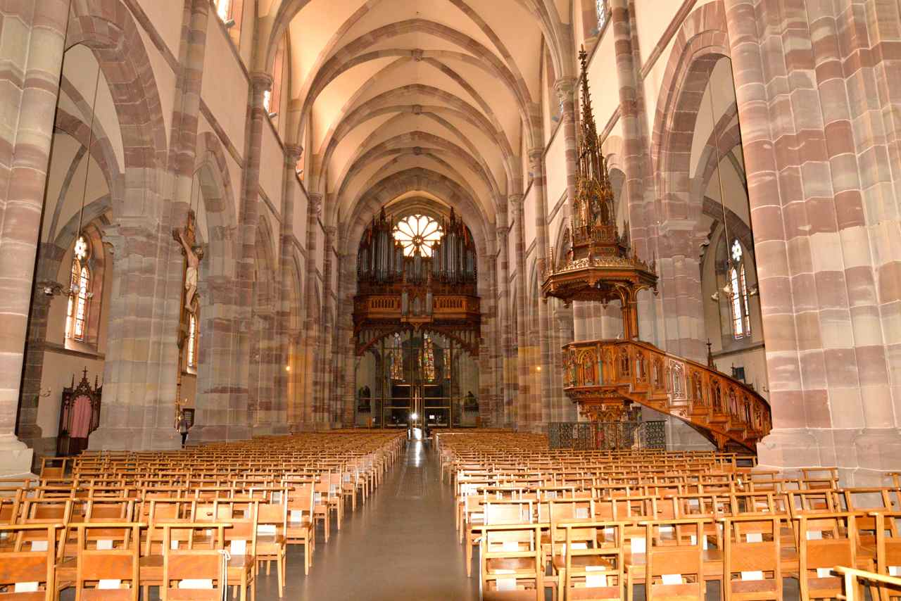 Nef centrale, la chaire et l'orgue  vus depuis le transept