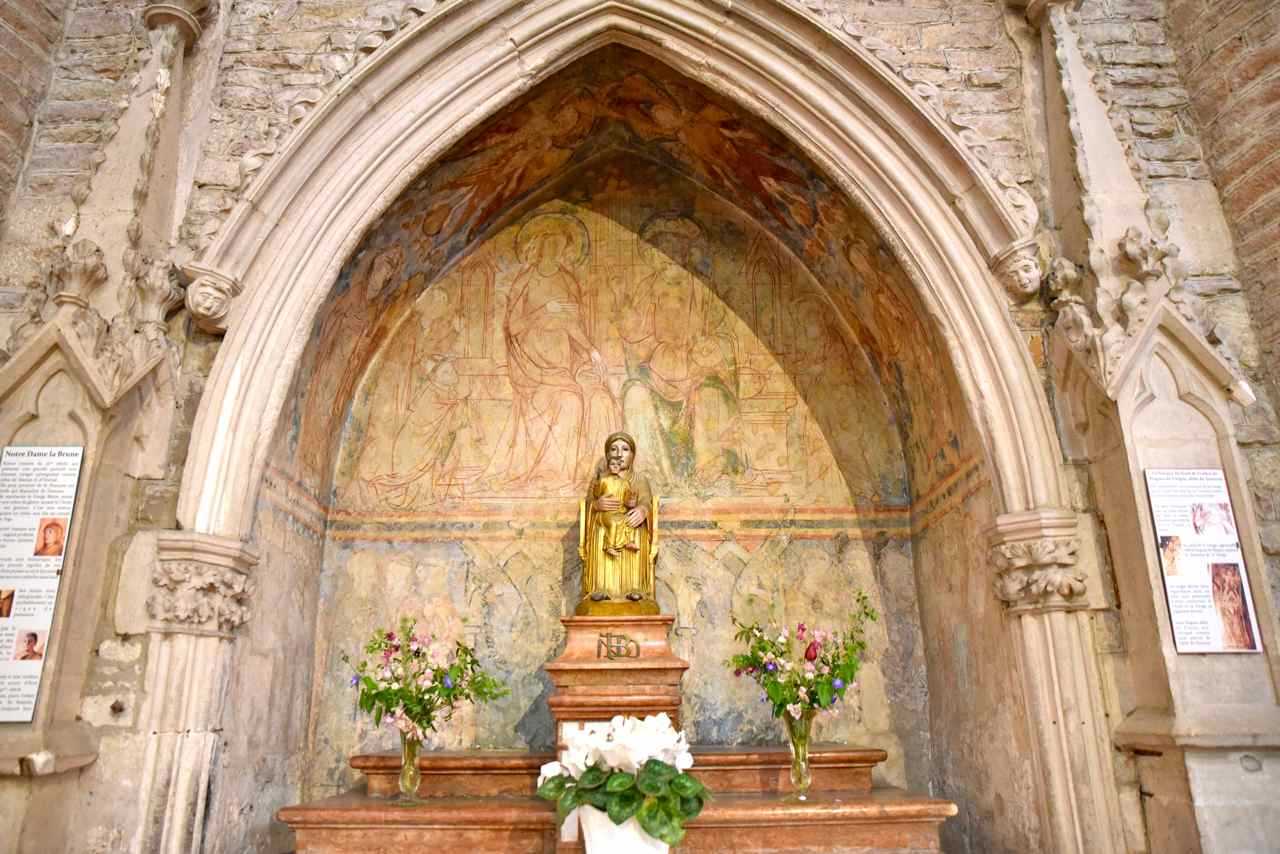 Notre Dame de Brune du XII° siècle devant une belle fresque