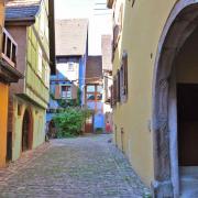 On flâne dans d'étroites ruelles