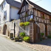 Le village comporte encore beaucoup d'anciennes pompes manuelles