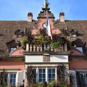 Oriel Renaissance surmonté d'un balcon à pilastres Louis XIV