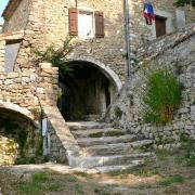 Porche voûté à proximité de la mairie et de l'église romane