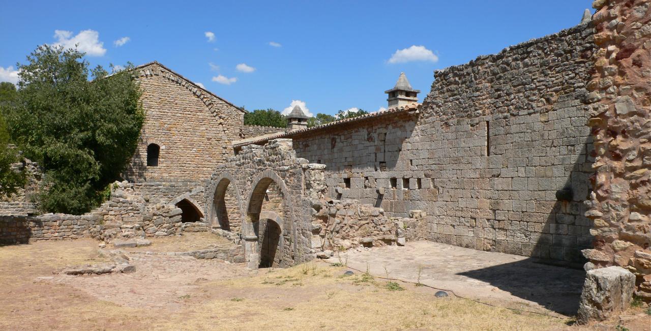 Ruines du cellier et bâtiment des convers.