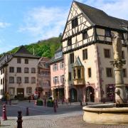 La fontaine St Thiébaut et une belle maison à oriel