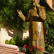 Padre Pio, frère capucin veille sur l'église