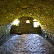 ... par une pente douce pavée. L'accès au port a été muré