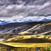 Paysage du Tibet oriental à 4200 m d'altitude