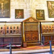 Peintures sur bois et une rare armoire à compteurs...