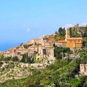 Eze surplombé par le château et son jardin exotique